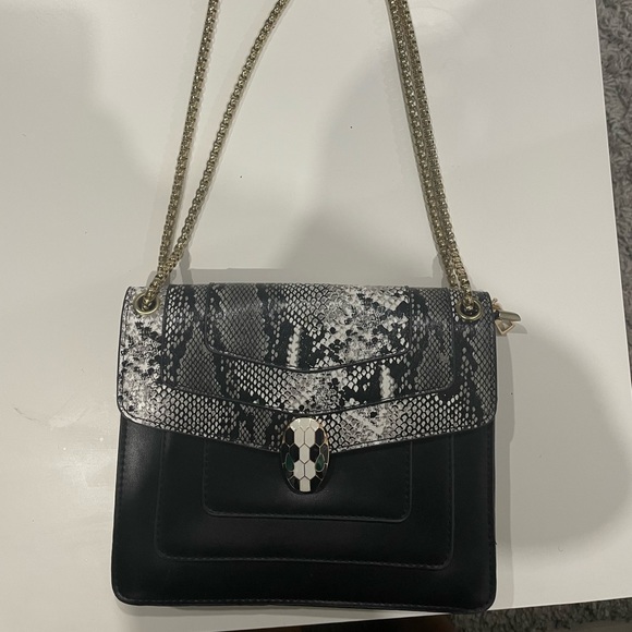 Sac noire avec serrure visage serpent - Picture 3 of 3